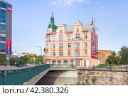 Beautiful pink building on Fugnerova street. Pilsen, Czech Republic (2018 год). Редакционное фото, фотограф Belikart / Фотобанк Лори