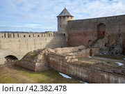 Внутренний двор старинной Ивангородской крепости. Ленинградская область (2024 год). Стоковое фото, фотограф Анна Карасева / Фотобанк Лори