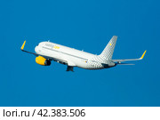 Vueling airliner EC-MEQ taking off from El Prat Airport (2020 год). Редакционное фото, фотограф Яков Филимонов / Фотобанк Лори