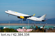 Takeoff of Vueling Airbus EC-MJR from El Prat Airport (2020 год). Редакционное фото, фотограф Яков Филимонов / Фотобанк Лори