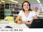 Smart female Latina student preparing for the exam. Стоковое фото, фотограф Яков Филимонов / Фотобанк Лори