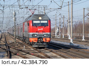 Российский электровоз ЭП2К-156 с пассажирским поездом "Санкт-Петербург - Москва"  солнечным мартовским днем. Октябрьская железная дорога (2024 год). Редакционное фото, фотограф Виктор Карасев / Фотобанк Лори