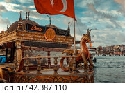 Фастфуд в Стамбуле, залив Золотой рог, Балык экмек (2019 год). Стоковое фото, фотограф Андрей Бойков / Фотобанк Лори