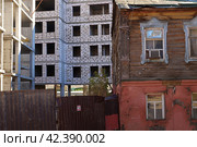 Старый деревянный жилой дом подлежащий сносу. Астрахань (2023 год). Стоковое фото, фотограф Дмитрий Николаев / Фотобанк Лори