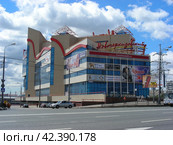 Торговый центр "Новочеркизовский". Шестиэтажное здание. Открыт в августе 2009 года. Вернисажная улица, 13. Район Измайлово. Город Москва (2011 год). Редакционное фото, фотограф lana1501 / Фотобанк Лори