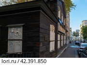 Дом П.А. Фёдорова (1816 г.). Деревянный дом с лепниной. Малый Власьевский переулок, дом 5. Москва, (2023 год). Редакционное фото, фотограф Pukhov K / Фотобанк Лори