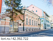Дом Фалеева (сейчас посольство Абхазии в России). Гагаринский переулок, 11. Солнечный день, раняя весна. Москва. Россия (2024 год). Редакционное фото, фотограф E. O. / Фотобанк Лори