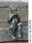 Любек, Германия. Скульптура чёрта у стены Мариенкирхе (2016 год). Редакционное фото, фотограф Михаил Марковский / Фотобанк Лори