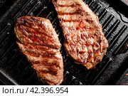 Aromatic grilled steak in a frying pan. Стоковое фото, фотограф Артем Шадрин / Фотобанк Лори