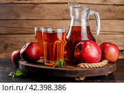 Juice from ripe red apples on tray. Стоковое фото, фотограф Артем Шадрин / Фотобанк Лори
