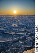 Закат над замерзшим морем зимой. Стоковое фото, фотограф Алексей Линник / Фотобанк Лори