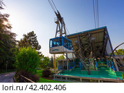 Tourists visiting Borgo Maggiore on cableway at San Marino (2014 год). Стоковое фото, фотограф Олег Жуков / Фотобанк Лори