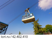Tourists visiting Borgo Maggiore on cableway at San Marino (2014 год). Стоковое фото, фотограф Олег Жуков / Фотобанк Лори