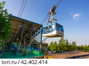 Tourists visiting Borgo Maggiore on cableway at San Marino (2014 год). Редакционное фото, фотограф Олег Жуков / Фотобанк Лори