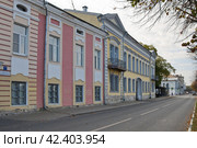 Старинная застройка на набережной Степана Разина в Твери, Россия (2023 год). Редакционное фото, фотограф Елена Коромыслова / Фотобанк Лори