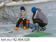 Папа и сын ловят рыбу на зимней рыбалке (2024 год). Редакционное фото, фотограф Евгения Колодкина / Фотобанк Лори