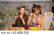 Two women curling their hair with curlers. Стоковое видео, видеограф Яков Филимонов / Фотобанк Лори