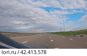 Вид от первого лица с пассажирской стороны автомобиля на дороге. Голубое небо с облаками, зеленые поля вдоль автострады. Гиперкруги. Путешествие на автомобиле по Беларуси. Стоковое видео, видеограф Воловодов Владимир / Фотобанк Лори