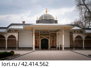 Istanbul, Turkey, 02.27.2023: View of the Gate of Felicity entrance to the third courtyard (inner chambers) - the exclusively male part of the Topkapi Palace on a sunny day. Редакционное фото, фотограф Ula Ulachka / Фотобанк Лори