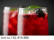 Алкогольный коктейль на основе рома с ежевикой. Алкогольные напитки. Малая глубина резкости. Стоковое фото, фотограф Андрей Пустякин / Фотобанк Лори