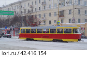 Трамвай "Татра" T3SU №560, улица Гагарина, Екатеринбург (2017 год). Редакционное фото, фотограф Алексей Иванов / Фотобанк Лори