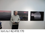 Поэт Роман Романов читает стихи на выставке "Крым 10 лет воссоединения" (2024 год). Редакционное фото, фотограф Дмитрий Неумоин / Фотобанк Лори