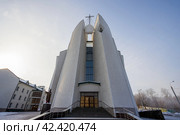 Кафедральный собор Непорочного Сердца Божией Матери, город Иркутск, Иркутская область, Россия. Современное здание римско-католического собора. Католичество в Сибири. Римско-католическая Епархия Святого Иосифа в Иркутске. Редакционное фото, фотограф Андрей Степанов / Фотобанк Лори