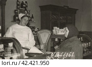 В продуктовом магазине. Продавщица и покупательница. 1961 год. Стоковое фото, фотограф Retro / Фотобанк Лори