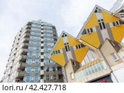 Кубические дома в Роттердаме по проекту архитектора Пита Блома. Стоковое фото, фотограф Станислав Кноп / Фотобанк Лори