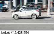 Белый компактный кроссовер Hyundai Creta едет по городской улице (2021 год). Редакционное фото, фотограф Константин Григорьев / Фотобанк Лори