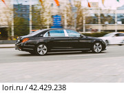 Черный автомобиль Mercedes Maybach S Class едет по улице (2021 год). Редакционное фото, фотограф Константин Григорьев / Фотобанк Лори
