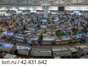 Рынок Чорсу (Chorsu Bazaar). Интерьер круглого продовольственного павильона. Ташкент, Узбекистан (2022 год). Редакционное фото, фотограф Виктор Карасев / Фотобанк Лори