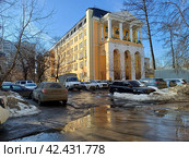 Пятиэтажное административно-офисное здание в стиле неоклассицизма, построено в 1953 году (мансардный шестой этаж надстроен в 2000-х годах). Первомайская улица, 126. Москва (2024 год). Редакционное фото, фотограф lana1501 / Фотобанк Лори