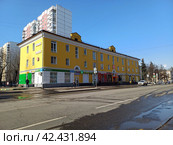 Трёхэтажный трёхподъездный кирпичный дом, ранее жилой. Построен в 1949 году. 9-я Парковая улица, 27. Район Измайлово. Город Москва (2024 год). Редакционное фото, фотограф lana1501 / Фотобанк Лори