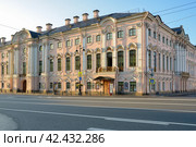 Строгановский дворец на Невском проспекте, дом 17 в Санкт-Петербурге. Раннее утро (2017 год). Стоковое фото, фотограф Александр Алексеев / Фотобанк Лори