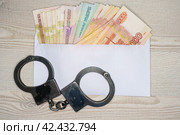 Наручники на фоне российских денег. Стоковое фото, фотограф Руслан Лесков / Фотобанк Лори