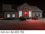 Железнодорожная станция Анзёби, город Братск, Иркутская область, Сибирь, Россия. Анзёби — это станция Байкало-Амурской магистрали (БАМ) на участке, входящем в состав Восточно-Сибирской железной дороги. Ночной вид на здание вокзала. Холодная зимняя погода. (2023 год). Редакционное фото, фотограф Андрей Степанов / Фотобанк Лори