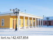 Старинное здание Детского музейного центра (флигель Путевого дворца) морозным январским днем. Тверь (2024 год). Редакционное фото, фотограф Виктор Карасев / Фотобанк Лори