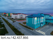 Город Анадырь, Чукотка, Россия. Утренний городской пейзаж. Вид на улицу Отке на рассвете. Справа здание школы. В центре здание Думы Чукотского автономного округа. Благоустроенный северный город на Дальнем Востоке России. Стоковое фото, фотограф Андрей Степанов / Фотобанк Лори