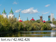 Измайловский кремль со стороны Серебряно-Виноградного пруда. Москва (2018 год). Редакционное фото, фотограф Александр Щепин / Фотобанк Лори