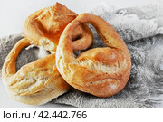 Kalach- traditional hand bread baked East Slavic bread. Delicious fresh breakfast in country style, homemade organic fresh bake pastry loaf, pretzel, croissant. historical dishes. Стоковое фото, фотограф Оксана Медведева / Фотобанк Лори