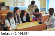 Students in physics class spin Newton's multicolored disk. Стоковое фото, фотограф Mikhail Davidovich / Фотобанк Лори