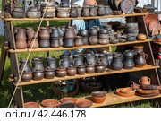 Продажа сувенирной глиняной посуды, сделанной под старину (2023 год). Редакционное фото, фотограф Анна Карасева / Фотобанк Лори