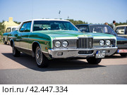 LINTHE, GERMANY - MAY 27, 2023: The full-size car Ford LTD, 1972. Art lens. Swirl bokeh. Die Oldtimer Show 2023. Редакционное фото, фотограф Sergey Kohl / Фотобанк Лори