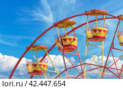 Аттракцион кольцо обозрения на фоне голубого неба. Ferris wheel with space for text. Стоковое фото, фотограф Татьяна Д / Фотобанк Лори