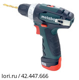 Электрическая ручная дрель и сверла на белом фоне. Electrical hand drill and drill bits isolated on white background. Стоковое фото, фотограф Татьяна Д / Фотобанк Лори