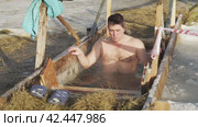 Окунание в воду на Крещение. Dipping into the water on Epiphany. Russia, Omsk (2018 год). Редакционное видео, видеограф EStarodubov / Фотобанк Лори