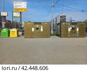 Контейнеры для раздельного сбора мусора. Уличные общественные туалеты. Уральская улица. Москва (2023 год). Редакционное фото, фотограф lana1501 / Фотобанк Лори
