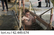 Окунание в воду на Крещение. Dipping into the water on Epiphany. Russia, Omsk (2018 год). Редакционное видео, видеограф EStarodubov / Фотобанк Лори
