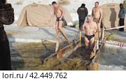 Купание в проруби на Крещение. Swimming in the ice hole at the Epiphany. Russia, Omsk (2018 год). Редакционное видео, видеограф EStarodubov / Фотобанк Лори